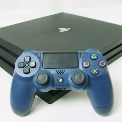 PS4 PRO / 1TB / 4K / PS Plus Extra 12 Meseci / 400 Igre